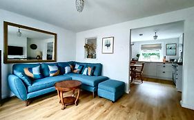 Welcoming 2 Bed Townhouse Near Town Centre & Beach